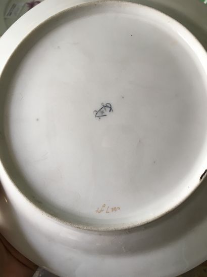 null Sèvres. Assiette creuse en porcelaine blanche et or, décor de pampres (ref 20)....
