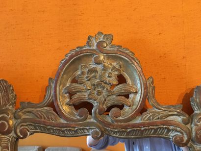 null Gilded and lacquered wood mirror, with openwork pediment, decorated with flowers...