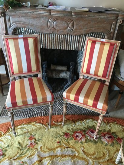 null Paire de chaises en bois laqué et mouluré, style Louis XVI, pieds à cannelures...
