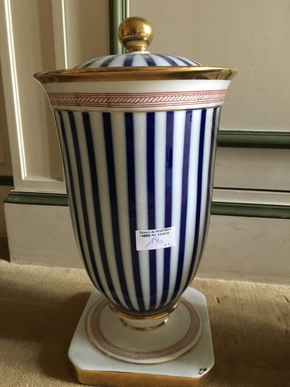 null SEVRES. Vase à section carrée à deux anses simulées, fond bleu flammé, monture...