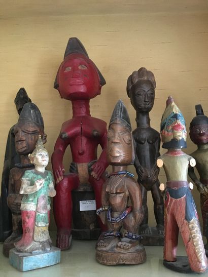 null Ensemble de statuettes d'Afrique ou Indonésie, bois sculpté, laqué ou patiné...