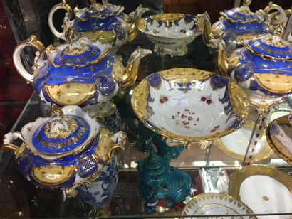 null PARIS. Service à thé en porcelaine bleue et or, fin du XIXe : deux verseusesn...