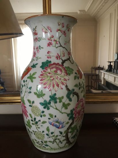 null CHINE. Vase en porcelaine décor de fleurs en émaux de la famille verte, monté...