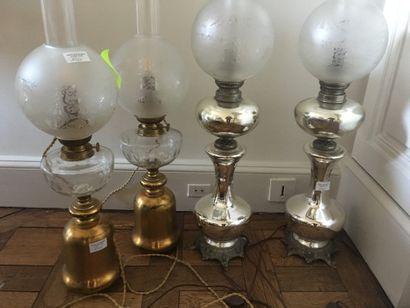 null Trois paires de lampes à pétrole (éléctrifiées) en opaline blanche ou verre...