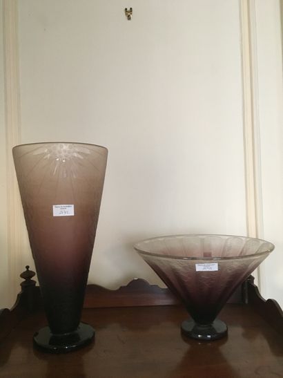 null SCHNEIDER. Large vase (H : 39,5 cm) and conical cup, in glass with purple background...
