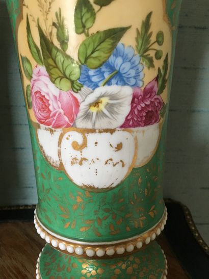 null Paire de vases cornets en porcelaine à fond vert, décor dans un cartouche de...