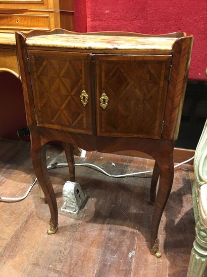 null 
Veneered bedside table, inlaid decoration of crosses, opening by two leaves...