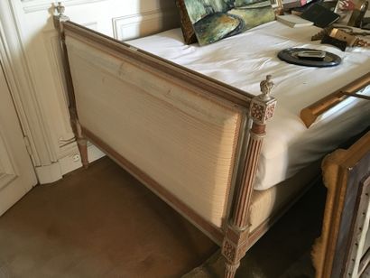 null Deux lits de repos en bois laqué gris et rechampi ocre, style Louis XVI, 110...