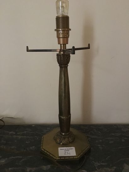 null Pied de lampe en métal doré, vers 1925 (manque le cache-ampoule), H : 24 cm...