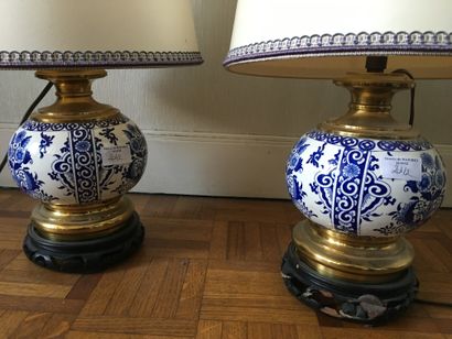 null 
Pair of oil lamps mounted with electricity (ref 23), on a wooden base (chips),...