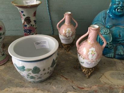 null Ensemble de vases en porcelaine miniature : CHINE, famille rose, deux vases...