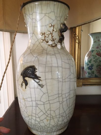 null CHINE. Vase en céramique à fond beige craquelé, décor en relief de deux dragons...
