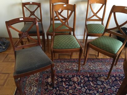 null 
Quatre chaises à, dossier croisillon (ref 13) et paire de chaises à dossier...