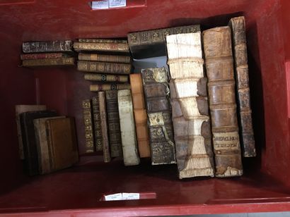 null 
1 caisse et 2 manettes de livres reliés dont Molière, Bayard, Plutarque, (dépareillés,...