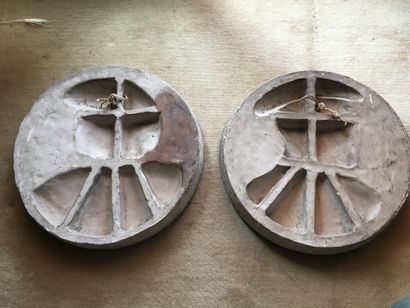 null Deux médaillons en terre cuite glaçurée figurant deux profils ''1517 François...