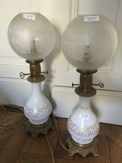null Trois paires de lampes à pétrole (éléctrifiées) en opaline blanche ou verre...