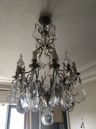 null Lustre cage à 8 lumières, à pampilles et poignards, style Louis XV, H : 95 cm(ref...