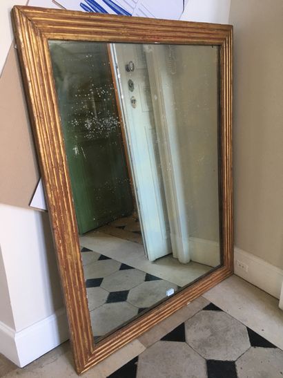 null Miroir en bois et stuc doré décor de cannelures, style italien. 126 x 98 cm