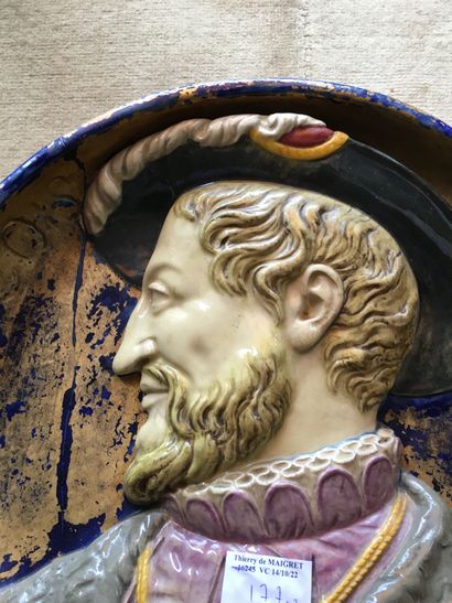 null Deux médaillons en terre cuite glaçurée figurant deux profils ''1517 François...