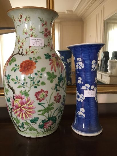 CHINE. Vase en porcelaine décor de fleurs...