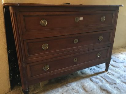 null Mahogany chest of drawers, three drawers, small fluted legs_Century 1800. 89...