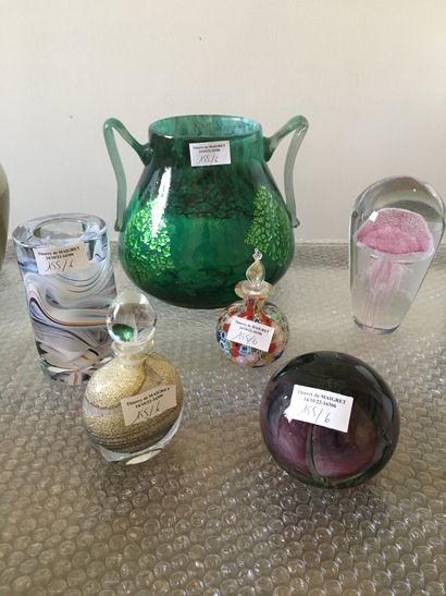 Lot of glassware: including a paperweight...