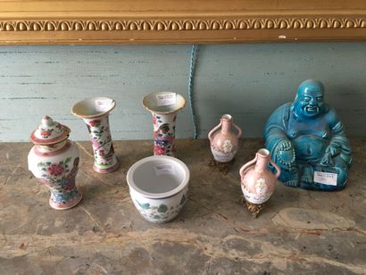 Ensemble de vases en porcelaine miniature...