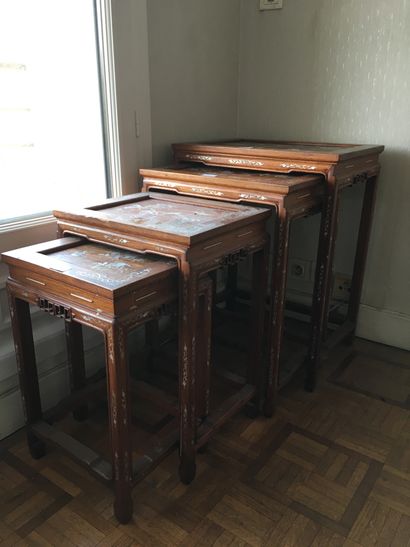 null 
Four Indochinese nesting tables (accidents) (ref 14) . The biggest one : 64...
