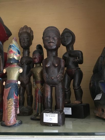 null Set of statuettes from Africa or Indonesia, carved, lacquered or patinated wood...