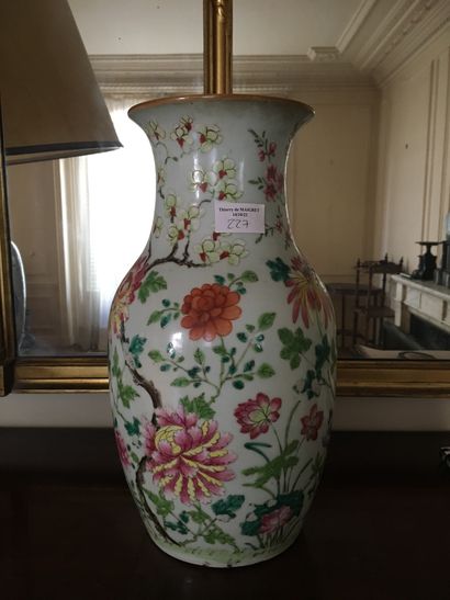 null CHINE. Vase en porcelaine décor de fleurs en émaux de la famille verte, monté...
