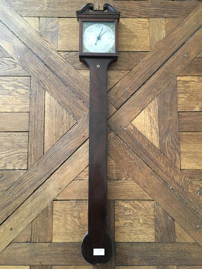 null Barometer in mahogany veneer, English work (missing). Length : 99 cm