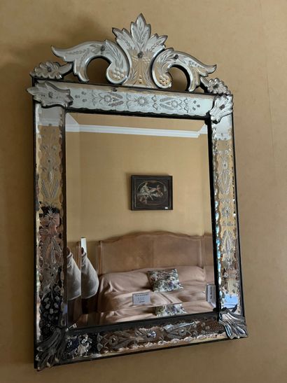 null Venice mirror with pediment. 20th century. Height: 76 cm (ref 96)