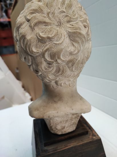null Buste d'enfant en marbre sculpté

Fin du XIXème siècle 

H : 27 cm 

Usures...