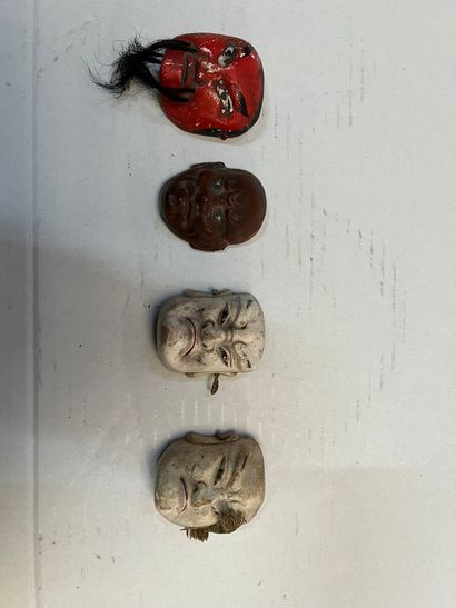 Japon, quatre masques miniatures 

Usures...