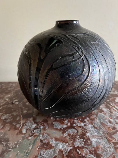 null Vase boule en verre portant signature Ch. Monod et 1980. Haut.: 16 cm. Légères...