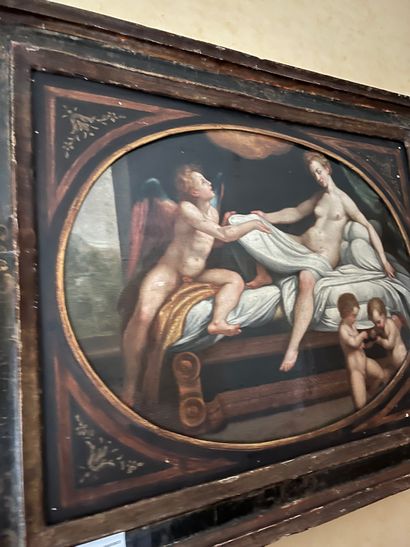 null Ecole d'après Titien. Vénus et amour. Huile sur panneau. Dim.: 38 x 51 cm. Eclats,...