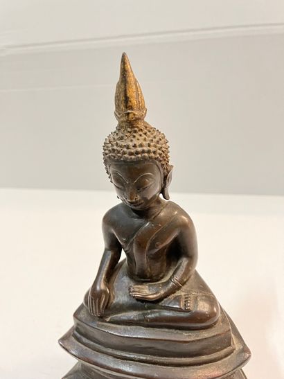 null Tibet

Bouddha assis en bronze patiné (trace de dorure)

H : 29,5 cm 

Usures

Ref...