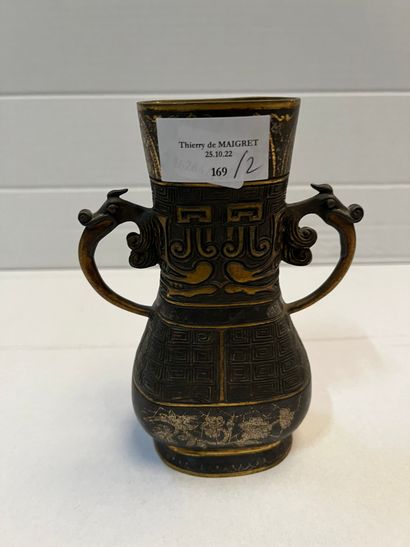 null JAPON, paire de vases en bronze patiné et doré, les anses figurant des chimères

H...