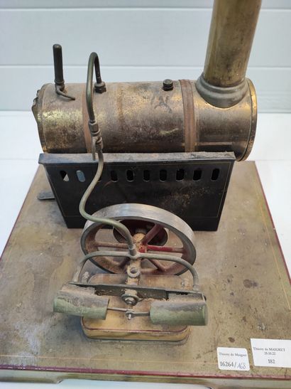 null Machine à vapeur, vers 1900

 Usures et manques

H : 42 cm 

ref 168