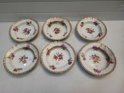 null KPM

Suite de six assiettes en porcelaine à décor floral et liseret or en bordure

Diam...