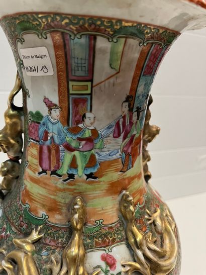 null Canton, vase en porcelaine de forme balustre à décor polychrome de personnages...