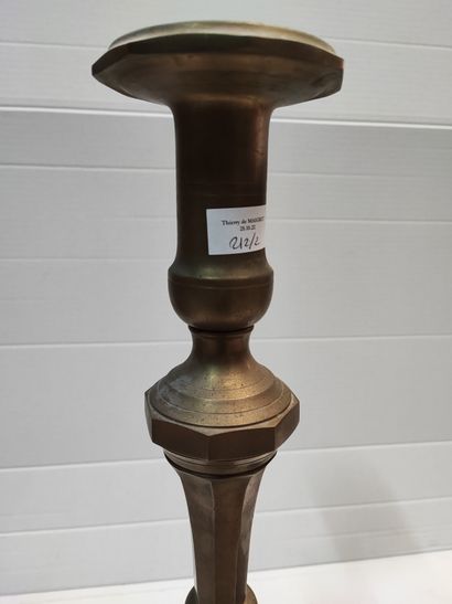 null Paire de grands flambeaux en bronze 

H : 58 cm 

usures 

ref 150