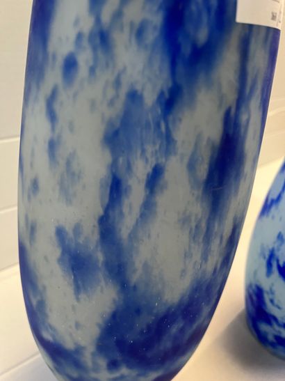 null Paire de vases en verre marmoréen bleu 

H : 36 cm 

ref 60