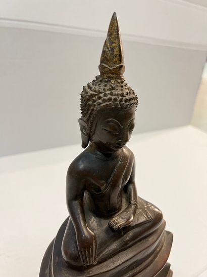 null Tibet

Bouddha assis en bronze patiné (trace de dorure)

H : 29,5 cm 

Usures

Ref...