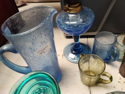 null Lot de verrerie dont verres Biot, une lampe à huile en verre soufflée et une...