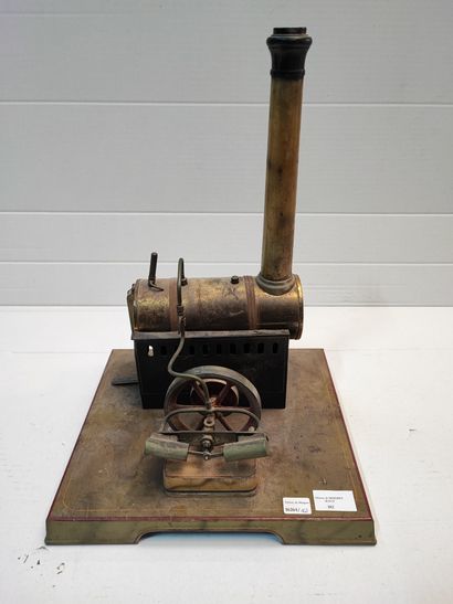 null Machine à vapeur, vers 1900

 Usures et manques

H : 42 cm 

ref 168