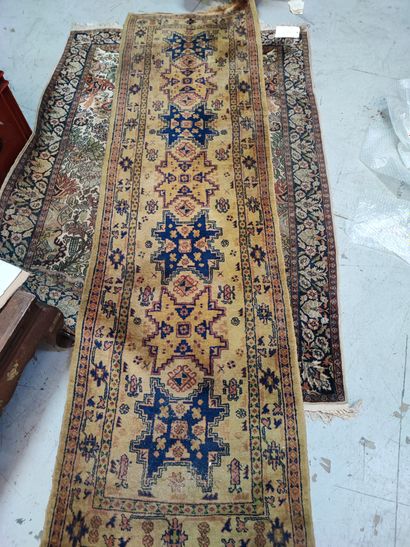 null Lot de dix tapis dont un tapis chinois, galerie, tapis de prière, tapis perses...