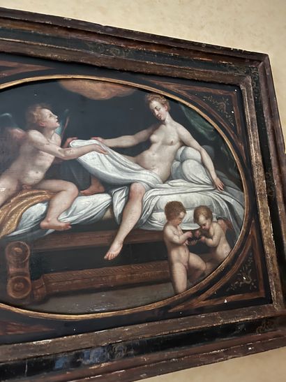 null Ecole d'après Titien. Vénus et amour. Huile sur panneau. Dim.: 38 x 51 cm. Eclats,...