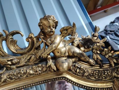 null Miroir de cheminée en bois stuqué et doré décor d'angelots. Vers 1900. Dim.:...