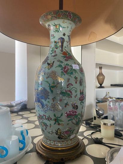 null 
CANTON




Grand vase balustre à décor émaillé de papillon, oiseaux branché...